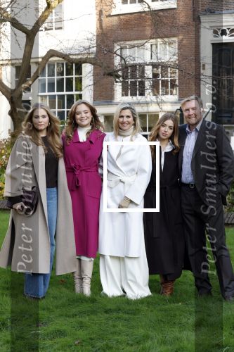 Amsterdam 29 november 2024
Fotouurtje Koninklijk huis met Koning Willem Alexander Koningin Maxima Prinses Amalia Prinses Alexia Prinses Ariane en hun hondje Mambo . De shoot vond plaats op het Begijnhof in het centrum van Amsterdam.