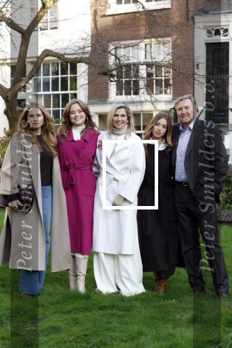 Amsterdam 29 november 2024
Fotouurtje Koninklijk huis met Koning Willem Alexander Koningin Maxima Prinses Amalia Prinses Alexia Prinses Ariane en hun hondje Mambo . De shoot vond plaats op het Begijnhof in het centrum van Amsterdam.