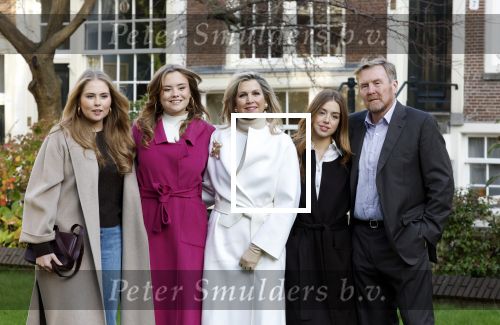 Amsterdam 29 november 2024
Fotouurtje Koninklijk huis met Koning Willem Alexander Koningin Maxima Prinses Amalia Prinses Alexia Prinses Ariane en hun hondje Mambo . De shoot vond plaats op het Begijnhof in het centrum van Amsterdam.
