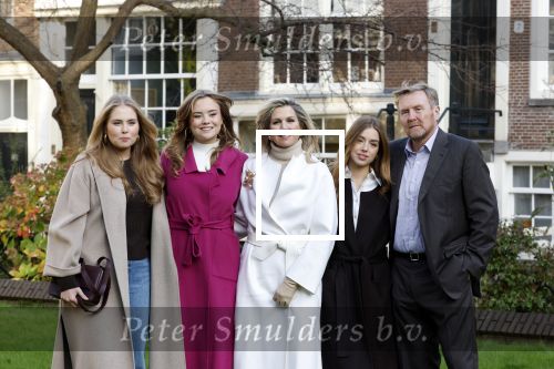 Amsterdam 29 november 2024
Fotouurtje Koninklijk huis met Koning Willem Alexander Koningin Maxima Prinses Amalia Prinses Alexia Prinses Ariane en hun hondje Mambo . De shoot vond plaats op het Begijnhof in het centrum van Amsterdam.