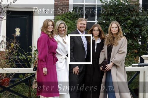 Amsterdam 29 november 2024
Fotouurtje Koninklijk huis met Koning Willem Alexander Koningin Maxima Prinses Amalia Prinses Alexia Prinses Ariane en hun hondje Mambo . De shoot vond plaats op het Begijnhof in het centrum van Amsterdam.