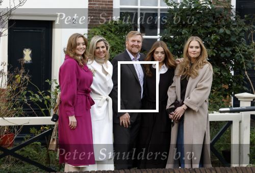 Amsterdam 29 november 2024
Fotouurtje Koninklijk huis met Koning Willem Alexander Koningin Maxima Prinses Amalia Prinses Alexia Prinses Ariane en hun hondje Mambo . De shoot vond plaats op het Begijnhof in het centrum van Amsterdam.