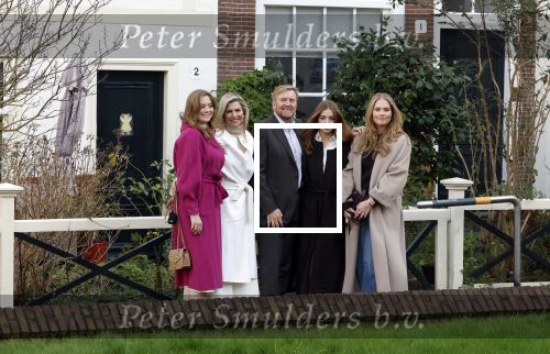 Amsterdam 29 november 2024
Fotouurtje Koninklijk huis met Koning Willem Alexander Koningin Maxima Prinses Amalia Prinses Alexia Prinses Ariane en hun hondje Mambo . De shoot vond plaats op het Begijnhof in het centrum van Amsterdam.