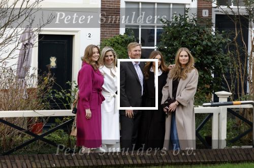 Amsterdam 29 november 2024
Fotouurtje Koninklijk huis met Koning Willem Alexander Koningin Maxima Prinses Amalia Prinses Alexia Prinses Ariane en hun hondje Mambo . De shoot vond plaats op het Begijnhof in het centrum van Amsterdam.