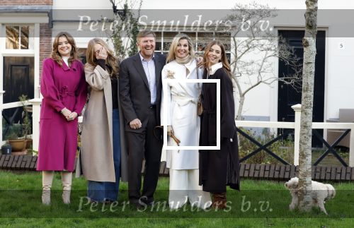 Amsterdam 29 november 2024
Fotouurtje Koninklijk huis met Koning Willem Alexander Koningin Maxima Prinses Amalia Prinses Alexia Prinses Ariane en hun hondje Mambo . De shoot vond plaats op het Begijnhof in het centrum van Amsterdam.