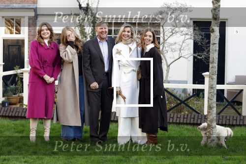 Amsterdam 29 november 2024
Fotouurtje Koninklijk huis met Koning Willem Alexander Koningin Maxima Prinses Amalia Prinses Alexia Prinses Ariane en hun hondje Mambo . De shoot vond plaats op het Begijnhof in het centrum van Amsterdam.