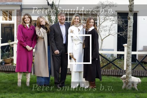 Amsterdam 29 november 2024
Fotouurtje Koninklijk huis met Koning Willem Alexander Koningin Maxima Prinses Amalia Prinses Alexia Prinses Ariane en hun hondje Mambo . De shoot vond plaats op het Begijnhof in het centrum van Amsterdam.