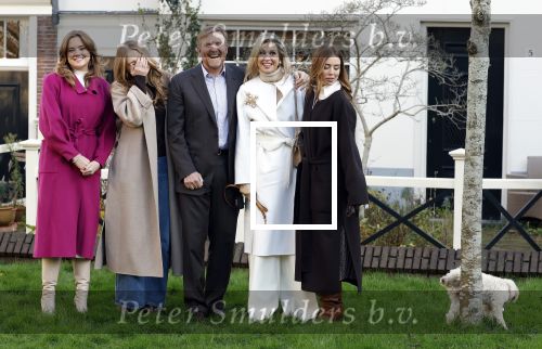 Amsterdam 29 november 2024
Fotouurtje Koninklijk huis met Koning Willem Alexander Koningin Maxima Prinses Amalia Prinses Alexia Prinses Ariane en hun hondje Mambo . De shoot vond plaats op het Begijnhof in het centrum van Amsterdam.