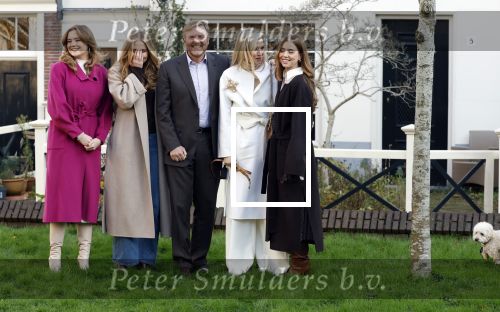 Amsterdam 29 november 2024
Fotouurtje Koninklijk huis met Koning Willem Alexander Koningin Maxima Prinses Amalia Prinses Alexia Prinses Ariane en hun hondje Mambo . De shoot vond plaats op het Begijnhof in het centrum van Amsterdam.
