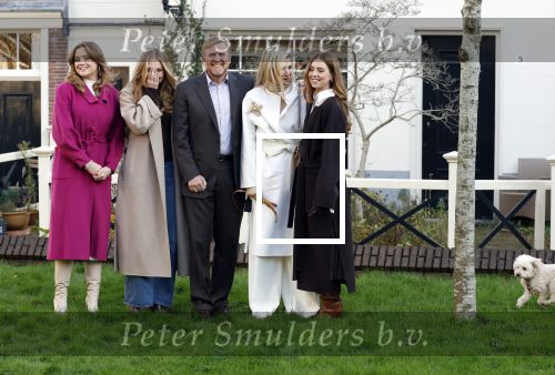 Amsterdam 29 november 2024
Fotouurtje Koninklijk huis met Koning Willem Alexander Koningin Maxima Prinses Amalia Prinses Alexia Prinses Ariane en hun hondje Mambo . De shoot vond plaats op het Begijnhof in het centrum van Amsterdam.