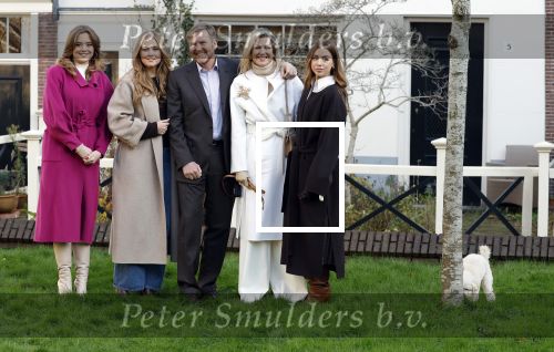 Amsterdam 29 november 2024
Fotouurtje Koninklijk huis met Koning Willem Alexander Koningin Maxima Prinses Amalia Prinses Alexia Prinses Ariane en hun hondje Mambo . De shoot vond plaats op het Begijnhof in het centrum van Amsterdam.
