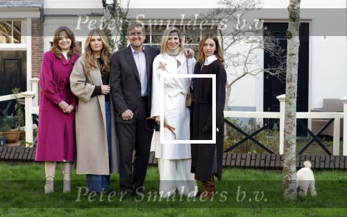 Amsterdam 29 november 2024
Fotouurtje Koninklijk huis met Koning Willem Alexander Koningin Maxima Prinses Amalia Prinses Alexia Prinses Ariane en hun hondje Mambo . De shoot vond plaats op het Begijnhof in het centrum van Amsterdam.