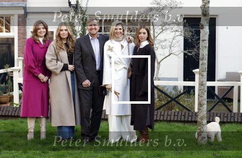 Amsterdam 29 november 2024
Fotouurtje Koninklijk huis met Koning Willem Alexander Koningin Maxima Prinses Amalia Prinses Alexia Prinses Ariane en hun hondje Mambo . De shoot vond plaats op het Begijnhof in het centrum van Amsterdam.