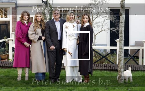 Amsterdam 29 november 2024
Fotouurtje Koninklijk huis met Koning Willem Alexander Koningin Maxima Prinses Amalia Prinses Alexia Prinses Ariane en hun hondje Mambo . De shoot vond plaats op het Begijnhof in het centrum van Amsterdam.