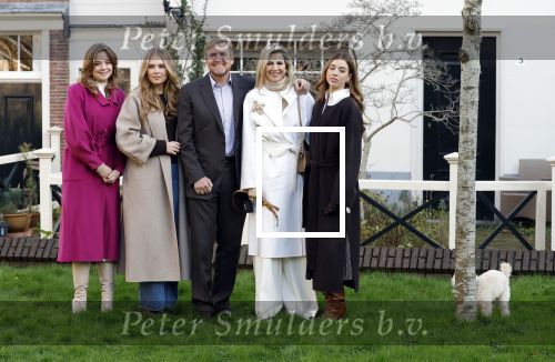 Amsterdam 29 november 2024
Fotouurtje Koninklijk huis met Koning Willem Alexander Koningin Maxima Prinses Amalia Prinses Alexia Prinses Ariane en hun hondje Mambo . De shoot vond plaats op het Begijnhof in het centrum van Amsterdam.
