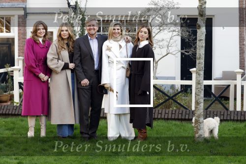 Amsterdam 29 november 2024
Fotouurtje Koninklijk huis met Koning Willem Alexander Koningin Maxima Prinses Amalia Prinses Alexia Prinses Ariane en hun hondje Mambo . De shoot vond plaats op het Begijnhof in het centrum van Amsterdam.
