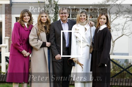 Amsterdam 29 november 2024
Fotouurtje Koninklijk huis met Koning Willem Alexander Koningin Maxima Prinses Amalia Prinses Alexia Prinses Ariane en hun hondje Mambo . De shoot vond plaats op het Begijnhof in het centrum van Amsterdam.