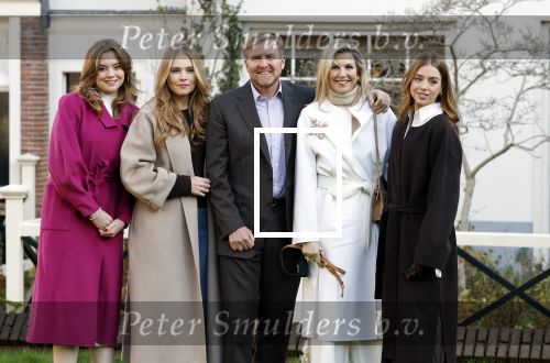 Amsterdam 29 november 2024
Fotouurtje Koninklijk huis met Koning Willem Alexander Koningin Maxima Prinses Amalia Prinses Alexia Prinses Ariane en hun hondje Mambo . De shoot vond plaats op het Begijnhof in het centrum van Amsterdam.