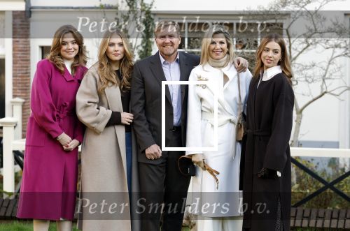 Amsterdam 29 november 2024
Fotouurtje Koninklijk huis met Koning Willem Alexander Koningin Maxima Prinses Amalia Prinses Alexia Prinses Ariane en hun hondje Mambo . De shoot vond plaats op het Begijnhof in het centrum van Amsterdam.
