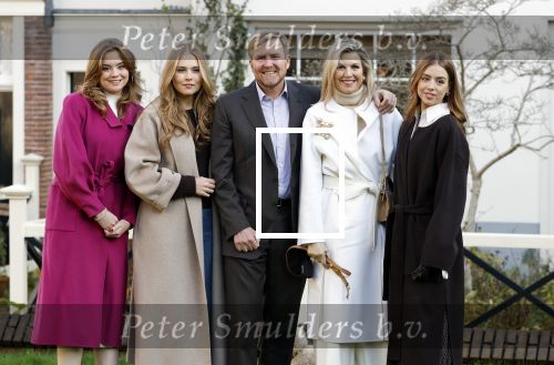 Amsterdam 29 november 2024
Fotouurtje Koninklijk huis met Koning Willem Alexander Koningin Maxima Prinses Amalia Prinses Alexia Prinses Ariane en hun hondje Mambo . De shoot vond plaats op het Begijnhof in het centrum van Amsterdam.