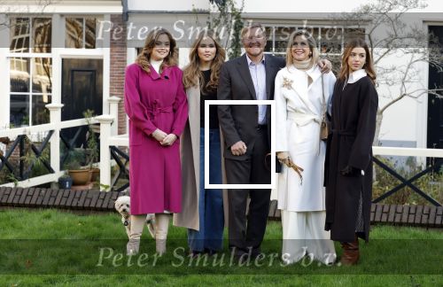 Amsterdam 29 november 2024
Fotouurtje Koninklijk huis met Koning Willem Alexander Koningin Maxima Prinses Amalia Prinses Alexia Prinses Ariane en hun hondje Mambo . De shoot vond plaats op het Begijnhof in het centrum van Amsterdam.