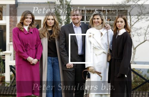 Amsterdam 29 november 2024
Fotouurtje Koninklijk huis met Koning Willem Alexander Koningin Maxima Prinses Amalia Prinses Alexia Prinses Ariane en hun hondje Mambo . De shoot vond plaats op het Begijnhof in het centrum van Amsterdam.