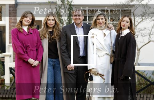 Amsterdam 29 november 2024
Fotouurtje Koninklijk huis met Koning Willem Alexander Koningin Maxima Prinses Amalia Prinses Alexia Prinses Ariane en hun hondje Mambo . De shoot vond plaats op het Begijnhof in het centrum van Amsterdam.