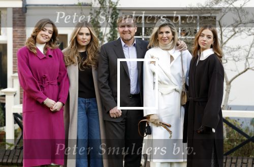 Amsterdam 29 november 2024
Fotouurtje Koninklijk huis met Koning Willem Alexander Koningin Maxima Prinses Amalia Prinses Alexia Prinses Ariane en hun hondje Mambo . De shoot vond plaats op het Begijnhof in het centrum van Amsterdam.