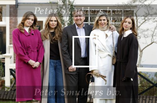 Amsterdam 29 november 2024
Fotouurtje Koninklijk huis met Koning Willem Alexander Koningin Maxima Prinses Amalia Prinses Alexia Prinses Ariane en hun hondje Mambo . De shoot vond plaats op het Begijnhof in het centrum van Amsterdam.