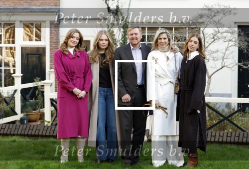 Amsterdam 29 november 2024
Fotouurtje Koninklijk huis met Koning Willem Alexander Koningin Maxima Prinses Amalia Prinses Alexia Prinses Ariane en hun hondje Mambo . De shoot vond plaats op het Begijnhof in het centrum van Amsterdam.
