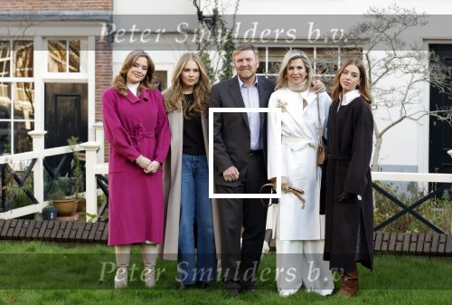 Amsterdam 29 november 2024
Fotouurtje Koninklijk huis met Koning Willem Alexander Koningin Maxima Prinses Amalia Prinses Alexia Prinses Ariane en hun hondje Mambo . De shoot vond plaats op het Begijnhof in het centrum van Amsterdam.