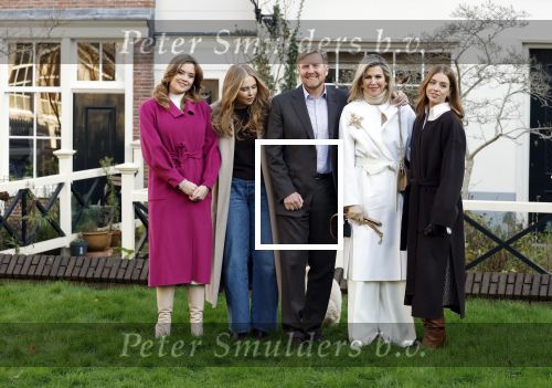 Amsterdam 29 november 2024
Fotouurtje Koninklijk huis met Koning Willem Alexander Koningin Maxima Prinses Amalia Prinses Alexia Prinses Ariane en hun hondje Mambo . De shoot vond plaats op het Begijnhof in het centrum van Amsterdam.