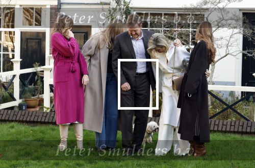 Amsterdam 29 november 2024
Fotouurtje Koninklijk huis met Koning Willem Alexander Koningin Maxima Prinses Amalia Prinses Alexia Prinses Ariane en hun hondje Mambo . De shoot vond plaats op het Begijnhof in het centrum van Amsterdam.