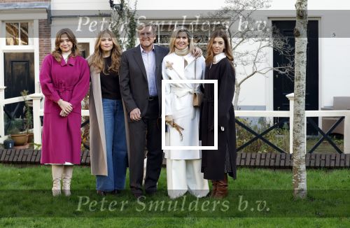 Amsterdam 29 november 2024
Fotouurtje Koninklijk huis met Koning Willem Alexander Koningin Maxima Prinses Amalia Prinses Alexia Prinses Ariane en hun hondje Mambo . De shoot vond plaats op het Begijnhof in het centrum van Amsterdam.