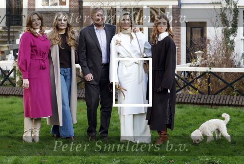 Amsterdam 29 november 2024
Fotouurtje Koninklijk huis met Koning Willem Alexander Koningin Maxima Prinses Amalia Prinses Alexia Prinses Ariane en hun hondje Mambo . De shoot vond plaats op het Begijnhof in het centrum van Amsterdam.