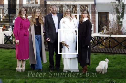 Amsterdam 29 november 2024
Fotouurtje Koninklijk huis met Koning Willem Alexander Koningin Maxima Prinses Amalia Prinses Alexia Prinses Ariane en hun hondje Mambo . De shoot vond plaats op het Begijnhof in het centrum van Amsterdam.