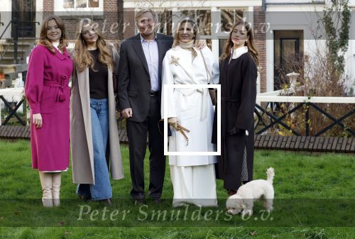 Amsterdam 29 november 2024
Fotouurtje Koninklijk huis met Koning Willem Alexander Koningin Maxima Prinses Amalia Prinses Alexia Prinses Ariane en hun hondje Mambo . De shoot vond plaats op het Begijnhof in het centrum van Amsterdam.