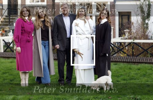 Amsterdam 29 november 2024
Fotouurtje Koninklijk huis met Koning Willem Alexander Koningin Maxima Prinses Amalia Prinses Alexia Prinses Ariane en hun hondje Mambo . De shoot vond plaats op het Begijnhof in het centrum van Amsterdam.