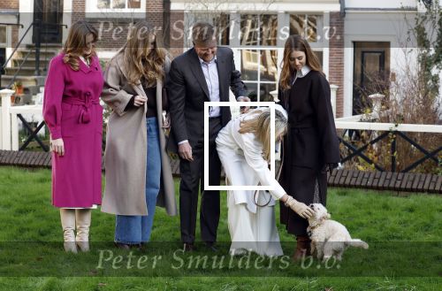 Amsterdam 29 november 2024
Fotouurtje Koninklijk huis met Koning Willem Alexander Koningin Maxima Prinses Amalia Prinses Alexia Prinses Ariane en hun hondje Mambo . De shoot vond plaats op het Begijnhof in het centrum van Amsterdam.