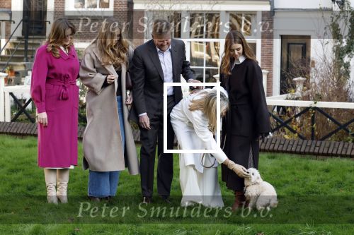 Amsterdam 29 november 2024
Fotouurtje Koninklijk huis met Koning Willem Alexander Koningin Maxima Prinses Amalia Prinses Alexia Prinses Ariane en hun hondje Mambo . De shoot vond plaats op het Begijnhof in het centrum van Amsterdam.