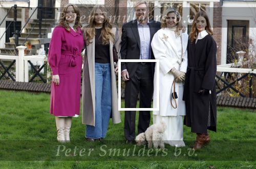 Amsterdam 29 november 2024
Fotouurtje Koninklijk huis met Koning Willem Alexander Koningin Maxima Prinses Amalia Prinses Alexia Prinses Ariane en hun hondje Mambo . De shoot vond plaats op het Begijnhof in het centrum van Amsterdam.