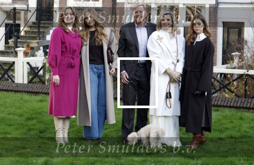 Amsterdam 29 november 2024
Fotouurtje Koninklijk huis met Koning Willem Alexander Koningin Maxima Prinses Amalia Prinses Alexia Prinses Ariane en hun hondje Mambo . De shoot vond plaats op het Begijnhof in het centrum van Amsterdam.