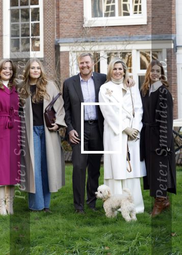 Amsterdam 29 november 2024
Fotouurtje Koninklijk huis met Koning Willem Alexander Koningin Maxima Prinses Amalia Prinses Alexia Prinses Ariane en hun hondje Mambo . De shoot vond plaats op het Begijnhof in het centrum van Amsterdam.