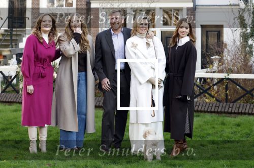 Amsterdam 29 november 2024
Fotouurtje Koninklijk huis met Koning Willem Alexander Koningin Maxima Prinses Amalia Prinses Alexia Prinses Ariane en hun hondje Mambo . De shoot vond plaats op het Begijnhof in het centrum van Amsterdam.
