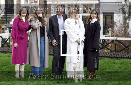 Amsterdam 29 november 2024
Fotouurtje Koninklijk huis met Koning Willem Alexander Koningin Maxima Prinses Amalia Prinses Alexia Prinses Ariane en hun hondje Mambo . De shoot vond plaats op het Begijnhof in het centrum van Amsterdam.