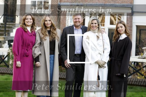 Amsterdam 29 november 2024
Fotouurtje Koninklijk huis met Koning Willem Alexander Koningin Maxima Prinses Amalia Prinses Alexia Prinses Ariane en hun hondje Mambo . De shoot vond plaats op het Begijnhof in het centrum van Amsterdam.