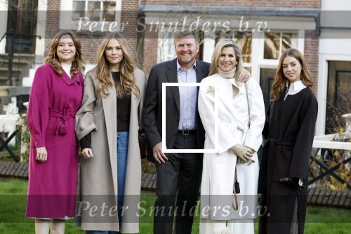 Amsterdam 29 november 2024
Fotouurtje Koninklijk huis met Koning Willem Alexander Koningin Maxima Prinses Amalia Prinses Alexia Prinses Ariane en hun hondje Mambo . De shoot vond plaats op het Begijnhof in het centrum van Amsterdam.
