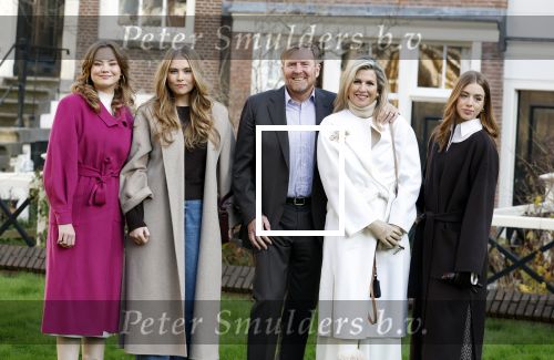 Amsterdam 29 november 2024
Fotouurtje Koninklijk huis met Koning Willem Alexander Koningin Maxima Prinses Amalia Prinses Alexia Prinses Ariane en hun hondje Mambo . De shoot vond plaats op het Begijnhof in het centrum van Amsterdam.