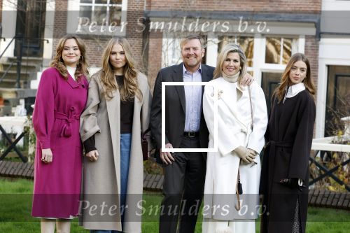 Amsterdam 29 november 2024
Fotouurtje Koninklijk huis met Koning Willem Alexander Koningin Maxima Prinses Amalia Prinses Alexia Prinses Ariane en hun hondje Mambo . De shoot vond plaats op het Begijnhof in het centrum van Amsterdam.
