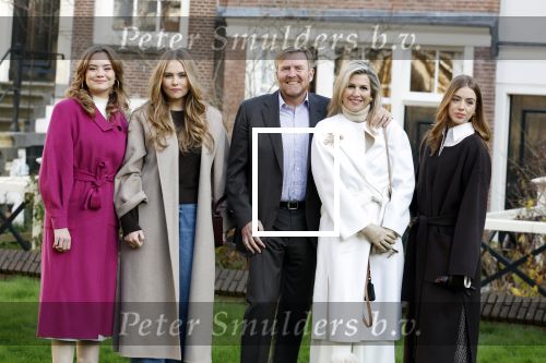 Amsterdam 29 november 2024
Fotouurtje Koninklijk huis met Koning Willem Alexander Koningin Maxima Prinses Amalia Prinses Alexia Prinses Ariane en hun hondje Mambo . De shoot vond plaats op het Begijnhof in het centrum van Amsterdam.